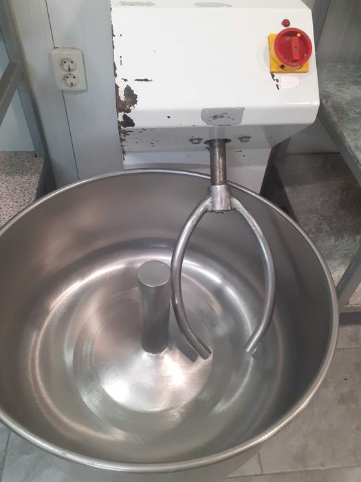 Вилична тестомесачка