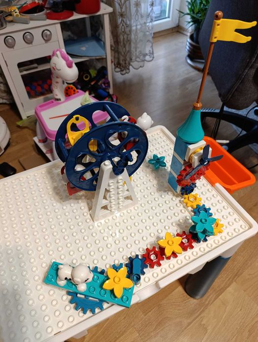 Set masuta multifunctionala cu scaun si 76 cuburi de constructie lego