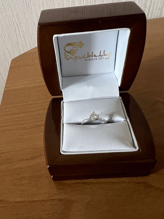 Белое золото с бриллиантом