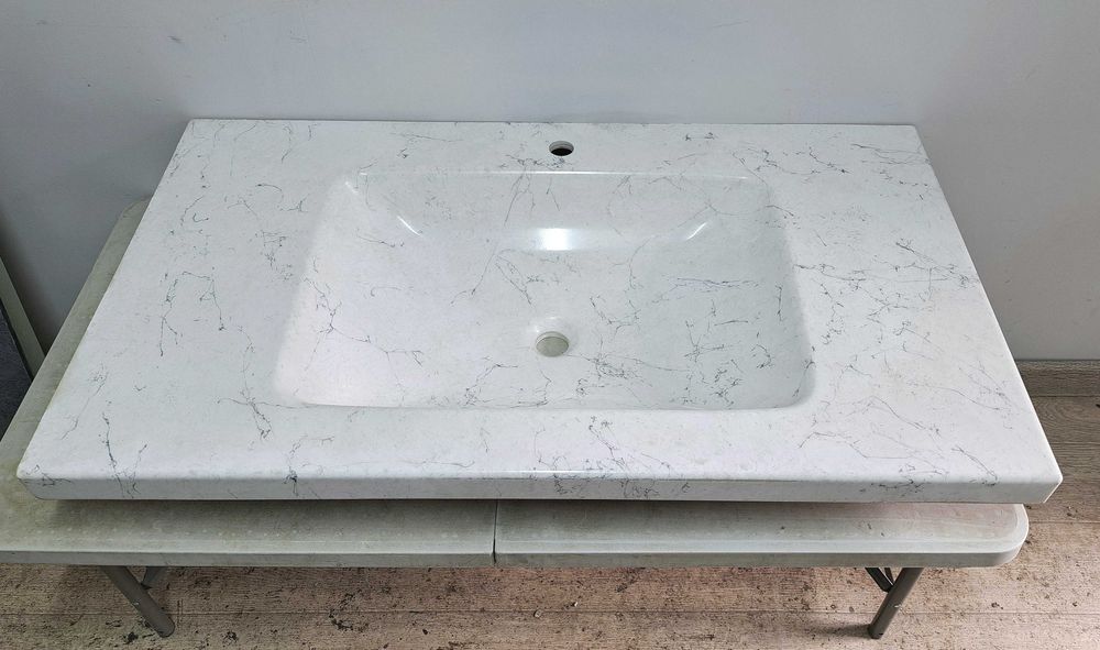 Каменная столешница 105 * 60см с влитой прямоугольной раковиной.