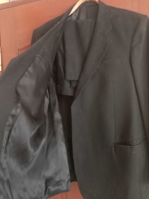 Костюм мужской с брюками строгий, классический и карманами конечно