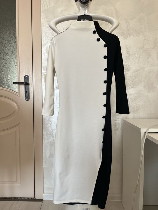 Дамска рокля черно и бяло с цепка