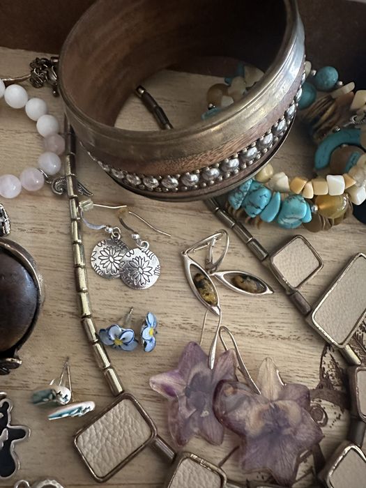 Обеци, колиета, пръстени, комплекти