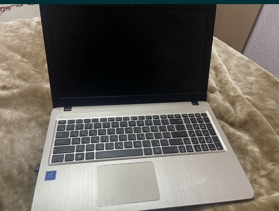 Продам ноутбук  работает