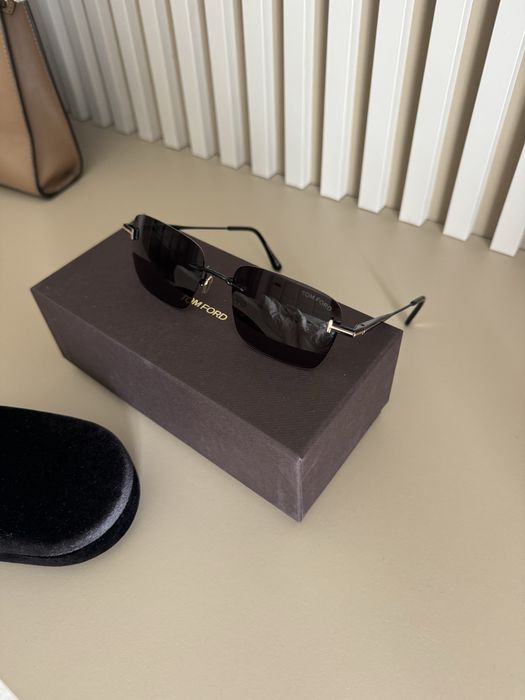 TOM FORD  sungla