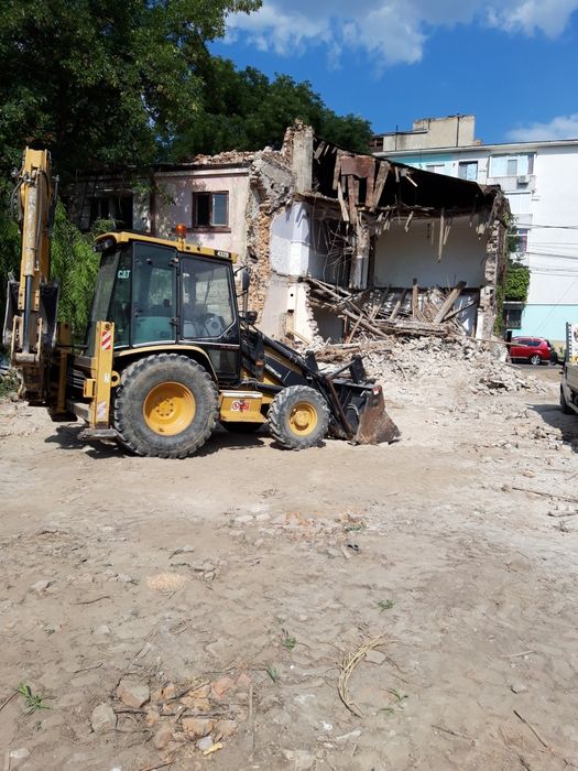 Transport evacuare moloz moluz demolare decopertare nivelare teren