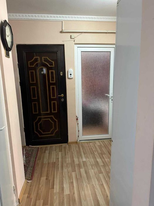 Închiriez apartament 2 camere Micro 17 – parcare inclusă