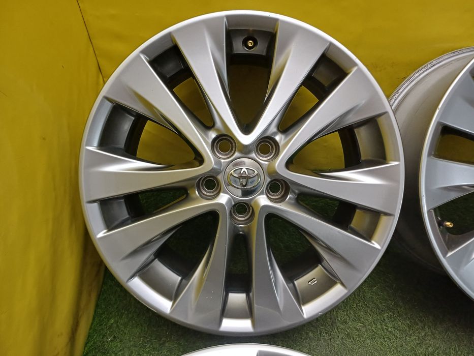 Диски R18 5x114.3 на Toyota.