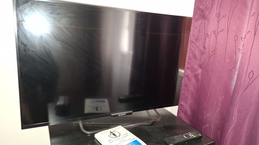 Vând televizor Sony Bravia KDL-42W650A, cu diagonală de 32 inch.