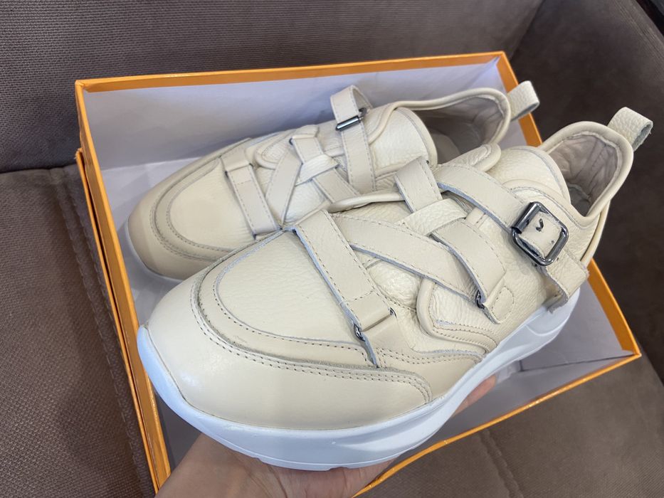 Продам кроссовки новые