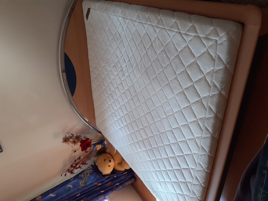 Спалня с матрак, подматрачна рамка и калъф за матрака