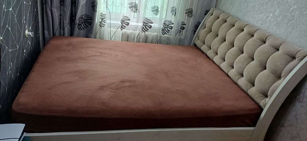 Срочно продаю кровать с ортопедический матрасом.