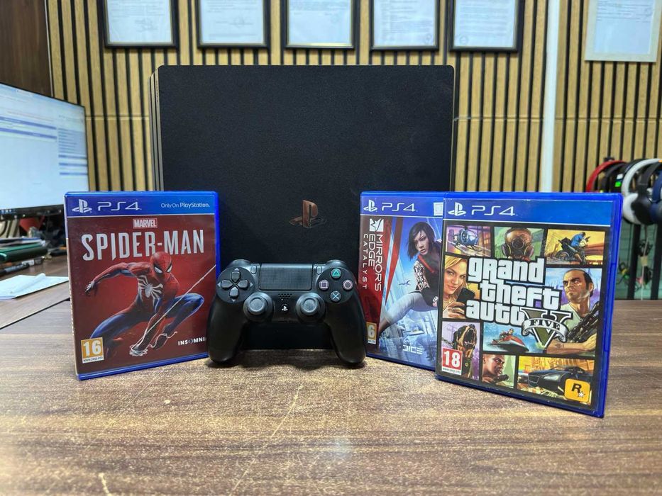 Sony PlayStation 4 Pro 1TB с 1 джойстик и 3 игри
