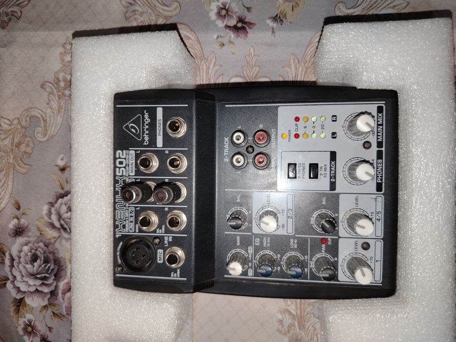 Miksherniy pult Behringer XENYX 502  sotiladi