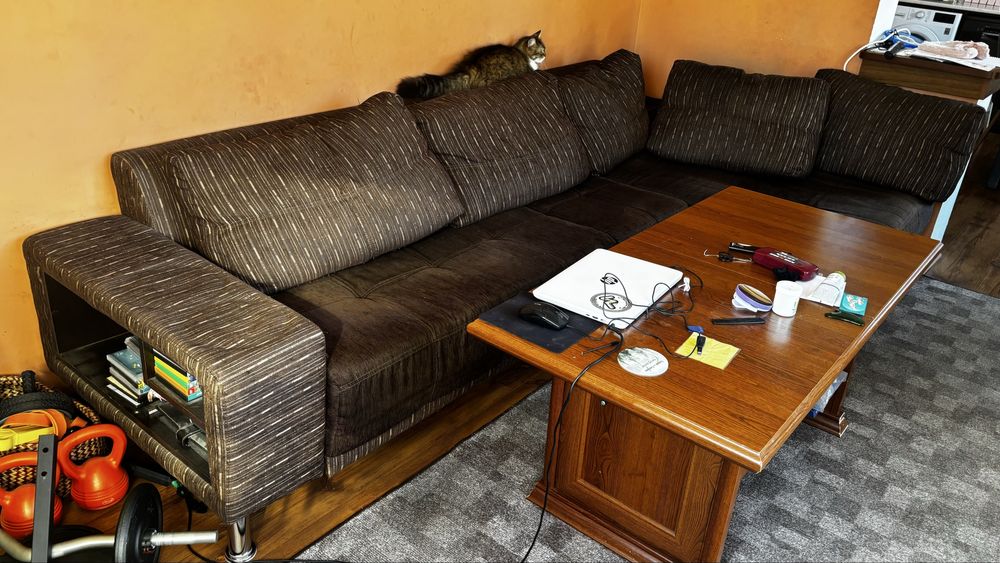 Диван и холна маса