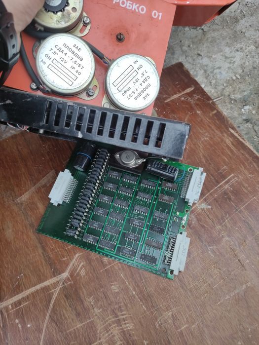 Ретро учебен робот РОБКО 01 – за реставрация
​Описание:
Продавам три б