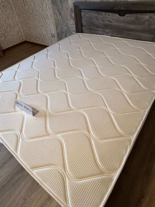 Кровать с матрасом