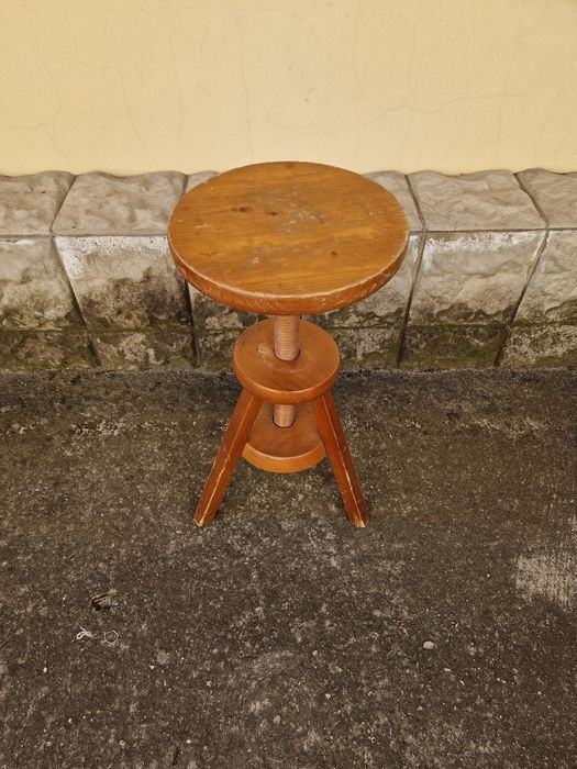 Индустриално антикварно работно дървено столче