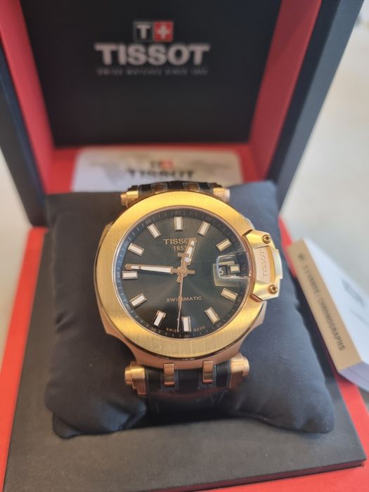 Часовник Tissot gold.