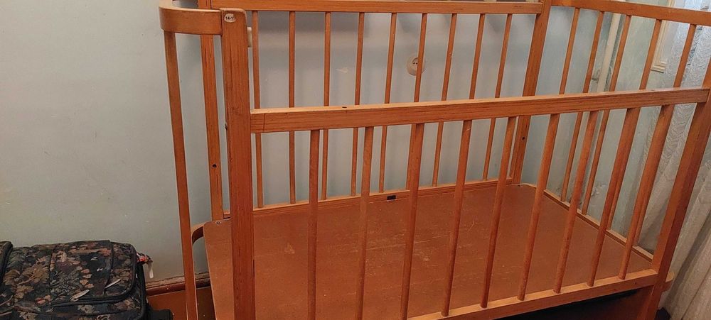 Кроватка детская, деревянная