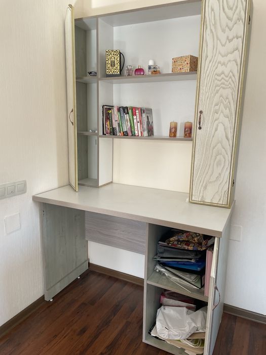 Рабочий стол, парта.