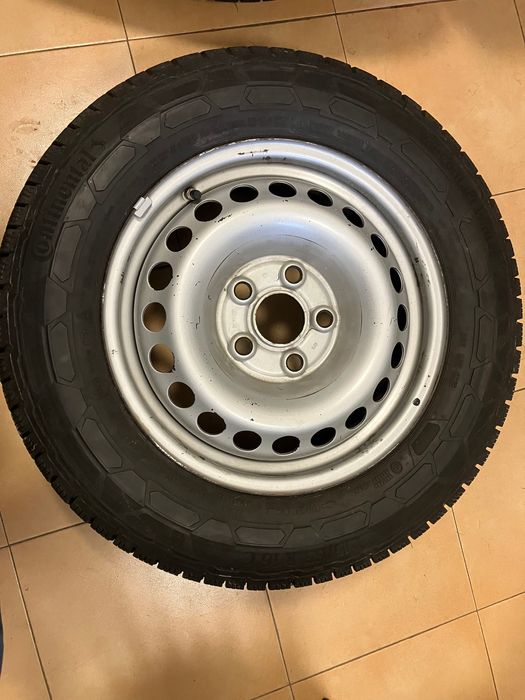 Продавам БУСОВИ 4 бр CONTINENTAl 215/65 R 16 C зимни гуми