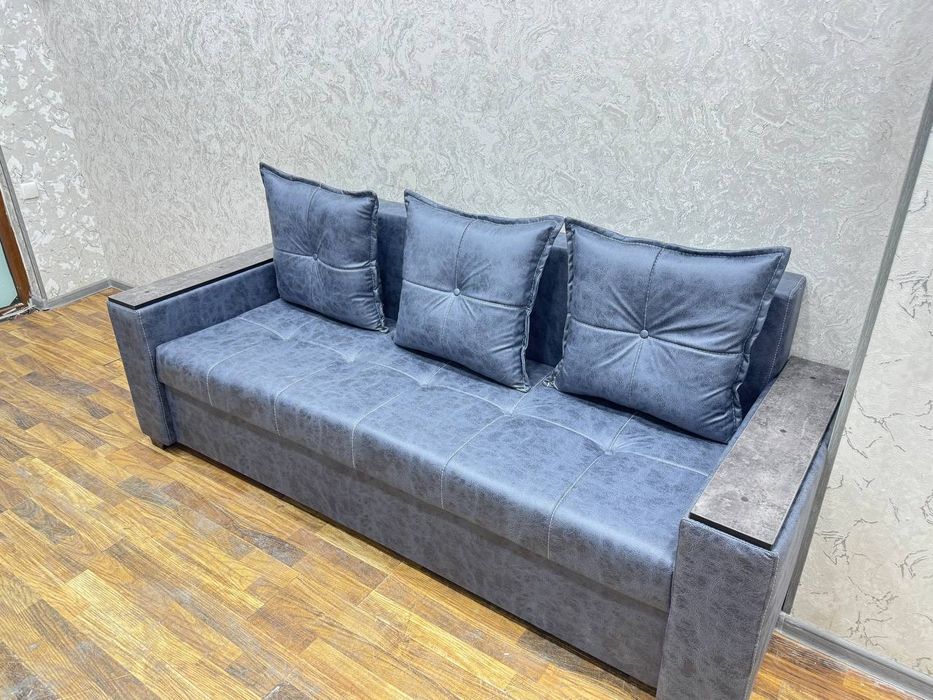 Xoxlagan turdagi mebellar va raskradnoy devan pufigi bilan