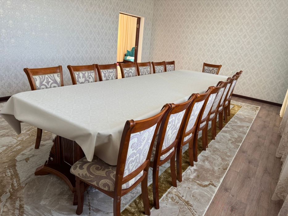 Продом стол со стулями