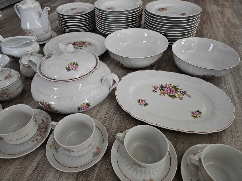 Set complet de veselă din porțelan - model clasic cu flori