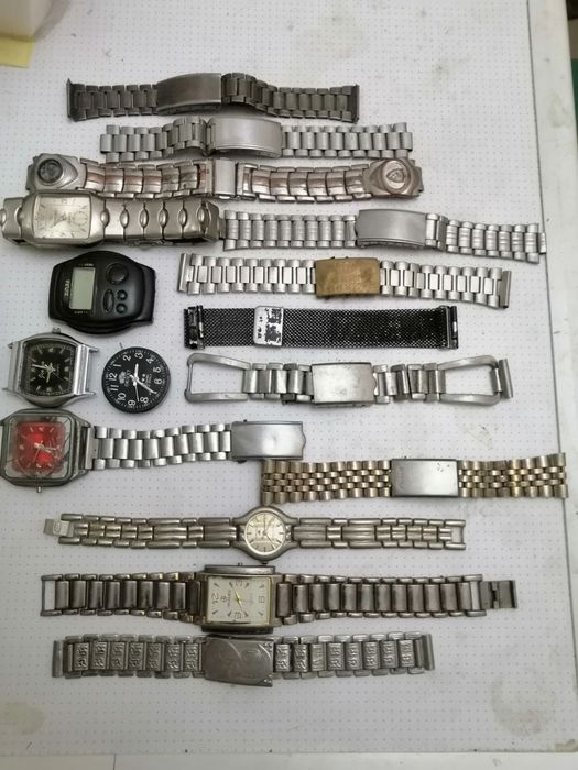 Монеты значки часы