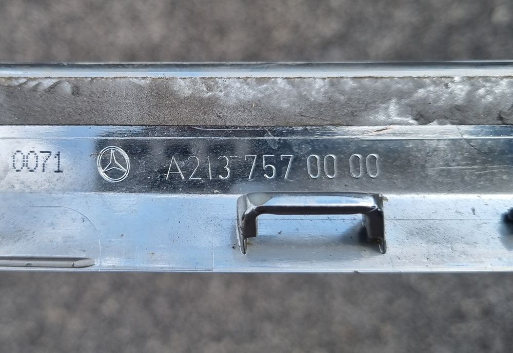 A2137570000 Лайстна багажник Мерцедес W213  седан 2018г