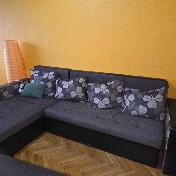 Продавам разтегателен диван с функция сън и място за съхранение