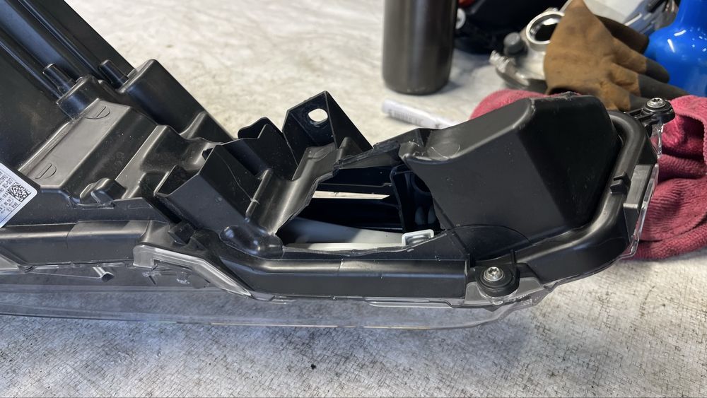 Toyota Corolla E210 десен и ляв фар