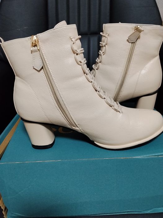 Ботильоны молочного цвета, б/у