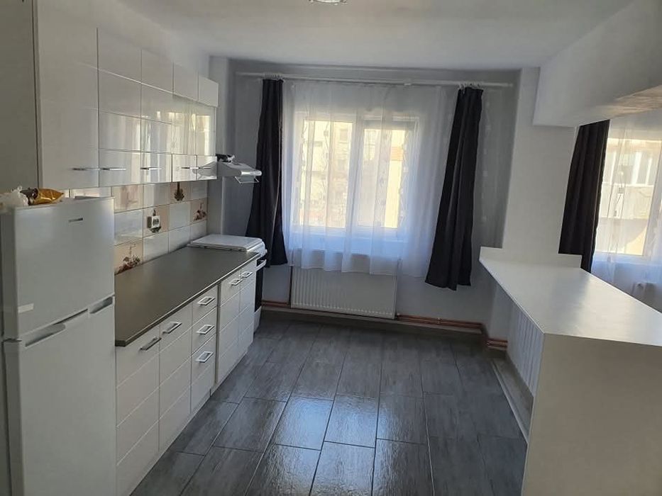 Inchiriez apartament 2 camere, apartamentul este situat la et2
