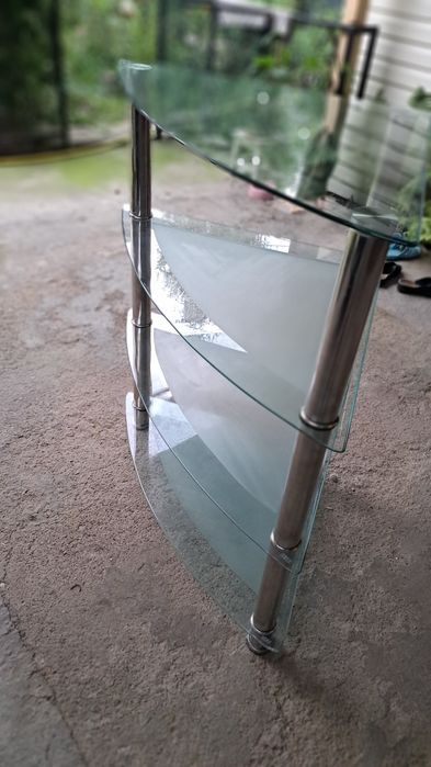 Стеклянная  угловая этажерка