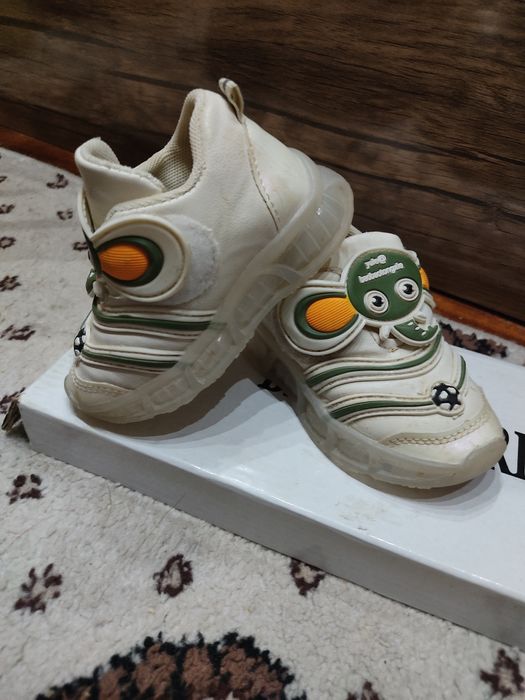 Bolalar oyoq kiyimlari sotiladi xolati yaxwi narxini keliwtirib berama