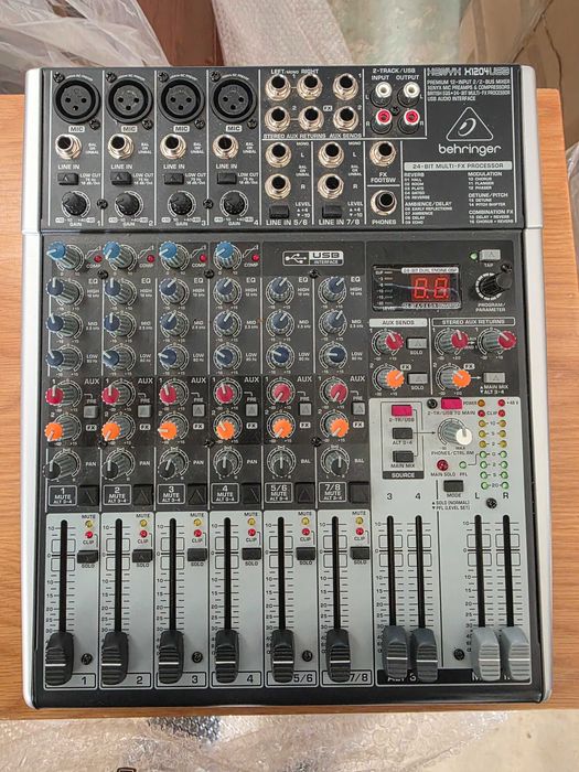 Микшерный пульт Behringer Xenyx X1204USB