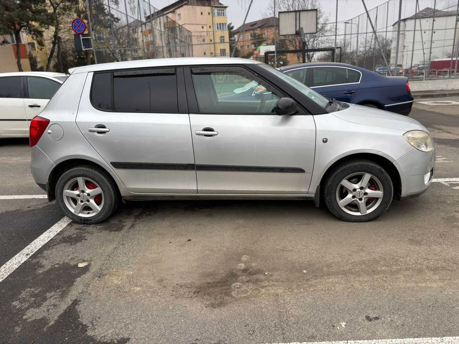 Vand Skoda fabia 1.2 benzina sau accept unele variante cu auto.