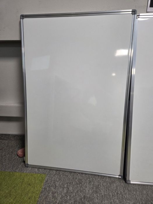 Бели дъски и коркова дъска