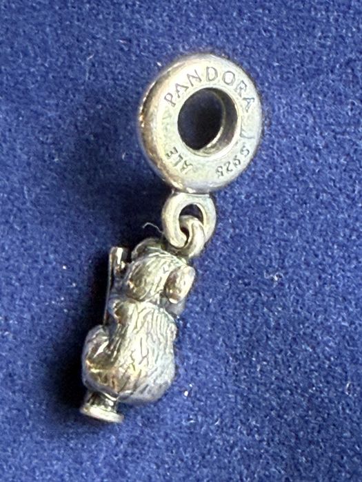 Гривна Pandora с 21 талисмана в отлично състояние на супер цена