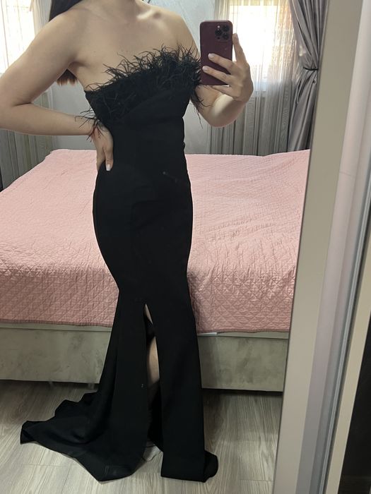 Дълга черна официална рокля с пера