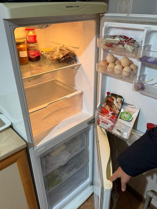 Продам холодильник с морозильной камерой