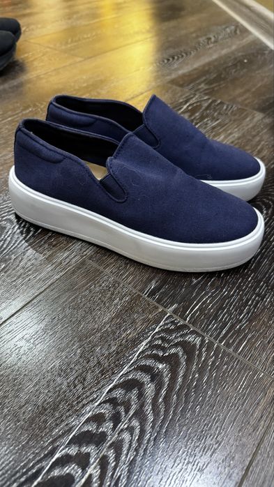 Продам кроссовки и макасы