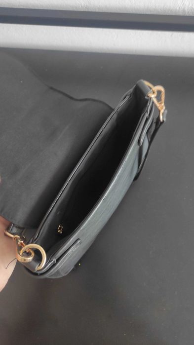 Черна дамска малка с халка и дълга дръжка