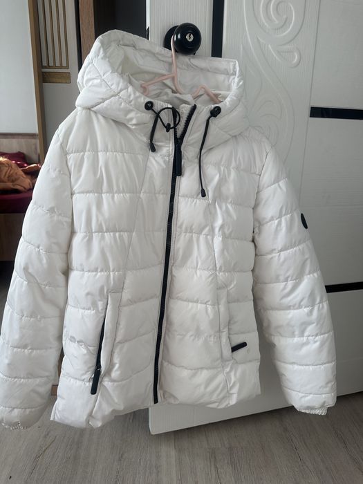 Продам куртку новая.