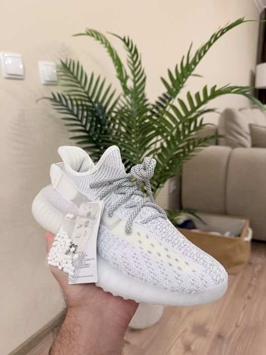 Yeezy 350 noi cu etichete