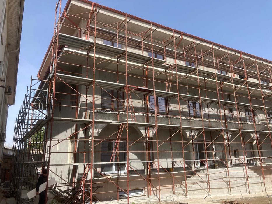 Schelă metalică de închiriat cu montaj autorizat la cerere