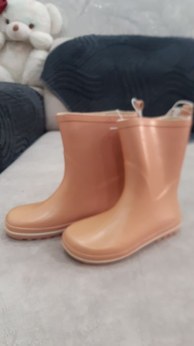 Продам  резиновые  сапожки  на девочек (мальчиков).