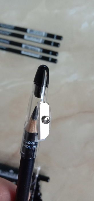 Черный карандаш для губ и глаз